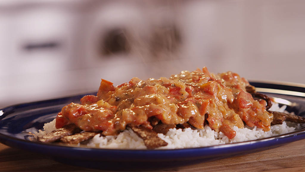 Beef strips over jasmine rice with creamy lactose-free tomato sauce 
