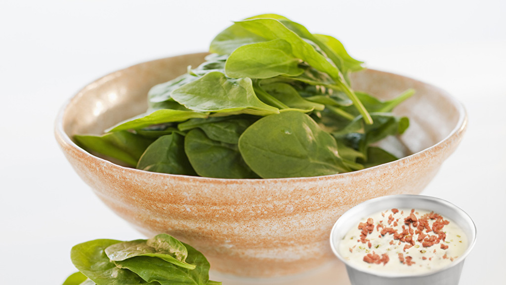 Spinach salad with creamy blue cheese bacon dressing 