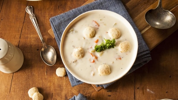Creamy crab chowder with crackers