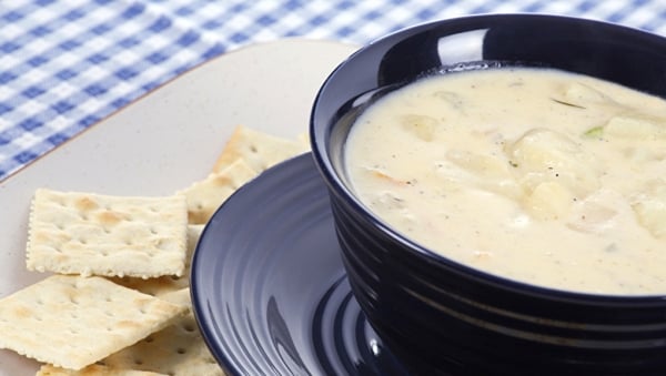 Creamy potato soup with saltine crackers