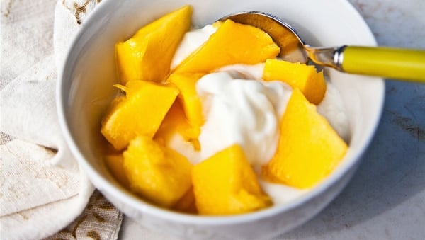Lactose-free whip with slices of mango on top